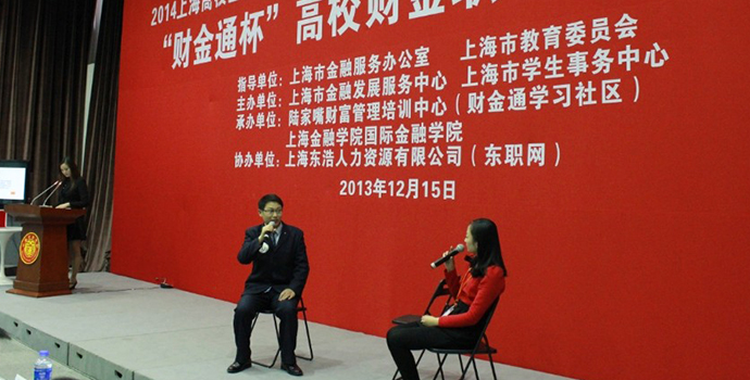 决赛职场情景模拟环节，将职场中的实际案例搬上赛场，考察选手的综合能力