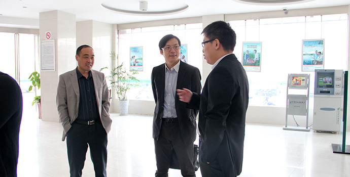 陆家嘴财富管理培训中心高级副总裁邬瑜骏（中）视察网点工作