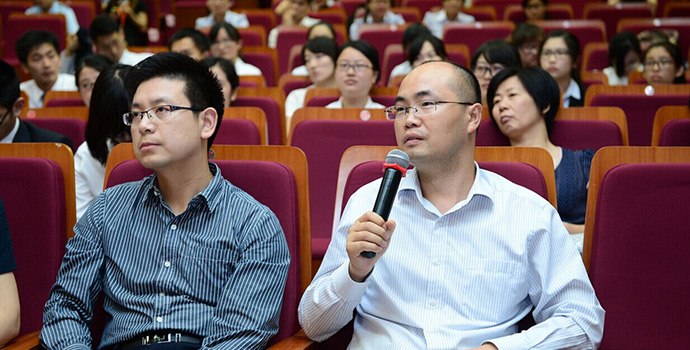 财金通学习社区执行副总裁干凤其先生向参赛选手提问