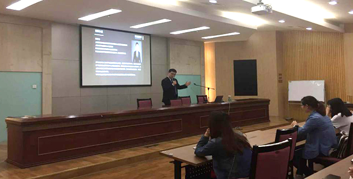 祁冬冬老师给重庆师大的学生们讲解“专业”对于求职的重要性