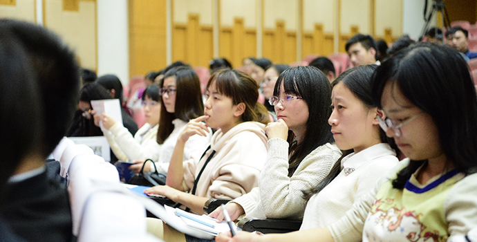 10家互联网金融企业齐齐亮相上海大学，吸引了众多学子参与