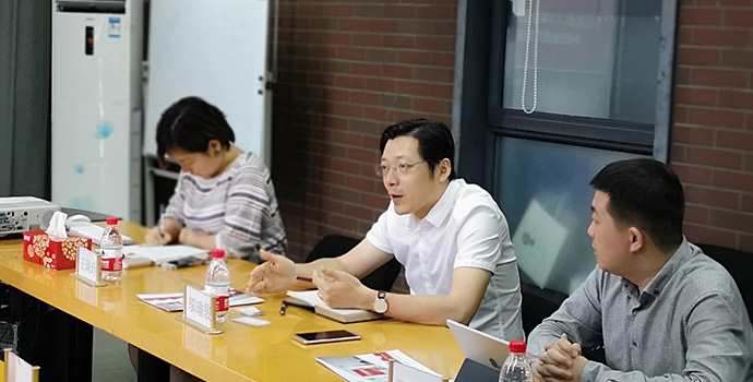 财金通教育总裁邬瑜骏向地质大学领导介绍了公司在高校产学研项目上的投入和工作
