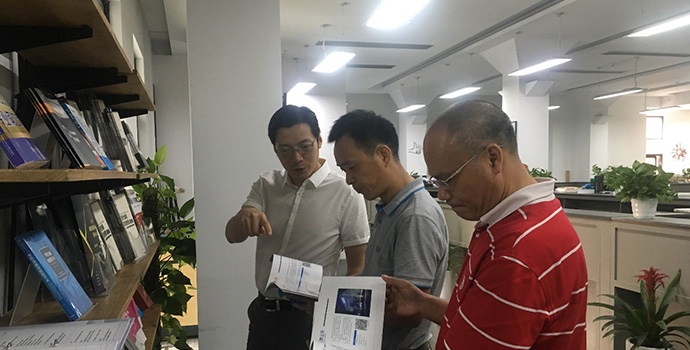 邬瑜骏总裁向地质大学领导介绍了FinTech校园行情况