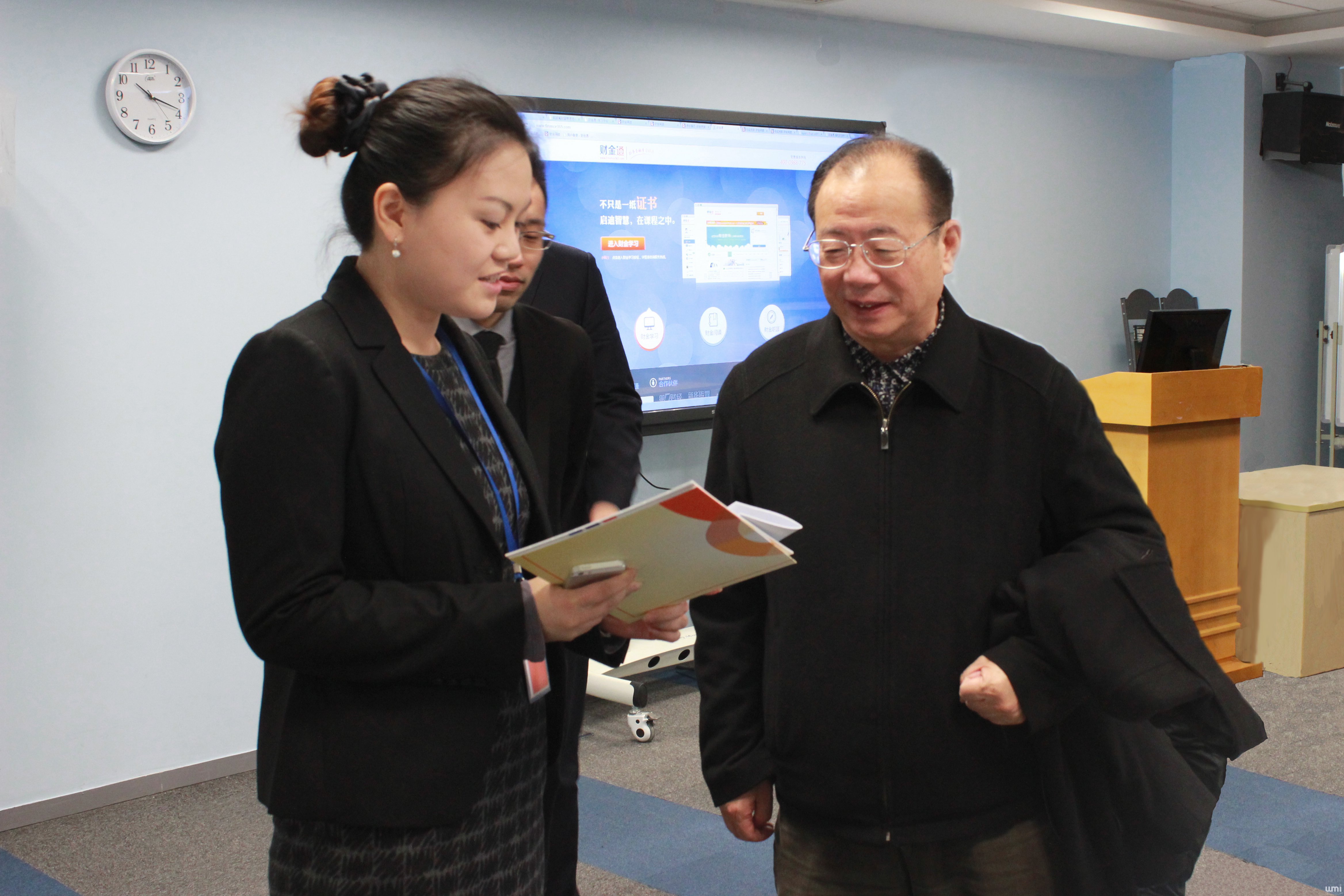 上海教育发展基金会理事长王荣华莅临视察陆家嘴财富管理培训中心